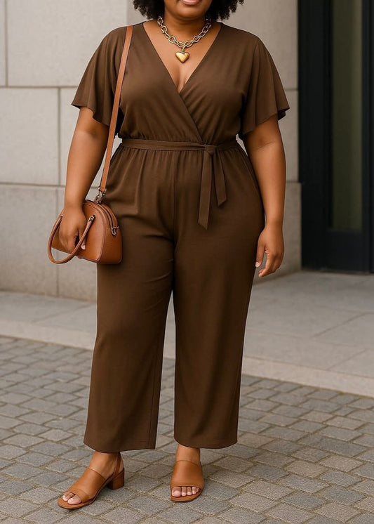 Combinaison fluide chocolat pour femme grande taille 44 à 50, manches courtes volantées, col cache-cœur et coupe ample. Style chic et confortable.