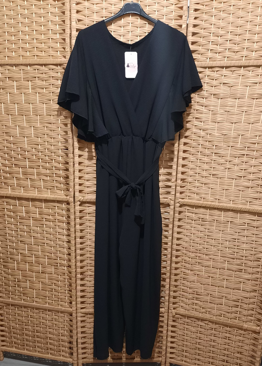 Combinaison fluide noire pour femme grande taille 44 à 50, manches courtes volantées, col cache-cœur et coupe ample. Style chic et confortable.