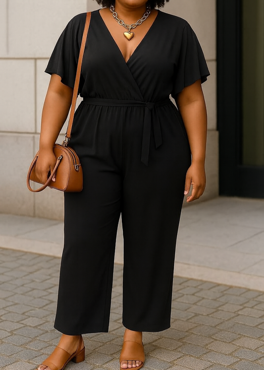 Combinaison fluide noire pour femme grande taille 44 à 50, manches courtes volantées, col cache-cœur et coupe ample. Style chic et confortable.