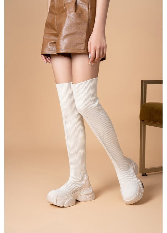 Cuissardes chaussettes femme couleur beige écru, tige en textile côtelé légèrement extensible, semelle plateforme épaisse et design moderne. Bottes confortables et stylées, idéales pour un look urbain tendance – Collection Timalya prêt-à-porter et chaussures.