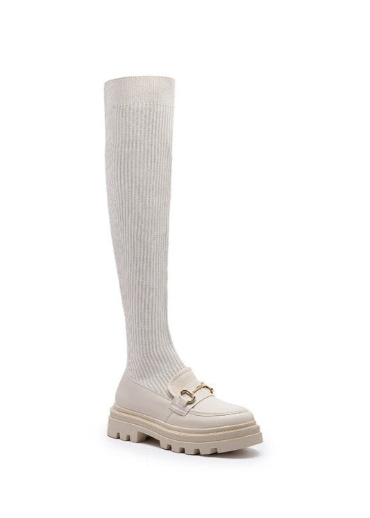Cuissardes femme couleur beige combinant un mocassin à semelle crantée et une tige chaussette côtelée extensible. Détail chaîne dorée, style tendance et confortable, parfait pour un look citadin moderne – modèle Timalya.