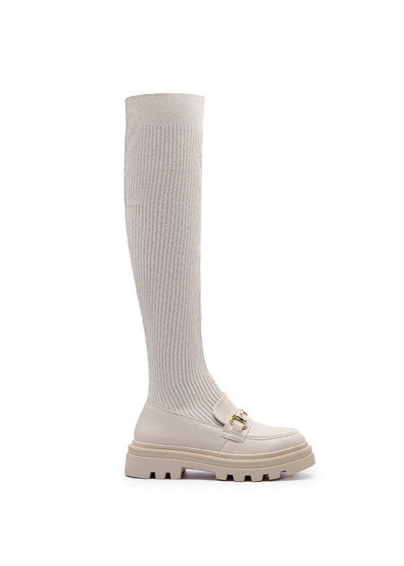 Cuissardes femme couleur beige combinant un mocassin à semelle crantée et une tige chaussette côtelée extensible. Détail chaîne dorée, style tendance et confortable, parfait pour un look citadin moderne – modèle Timalya.