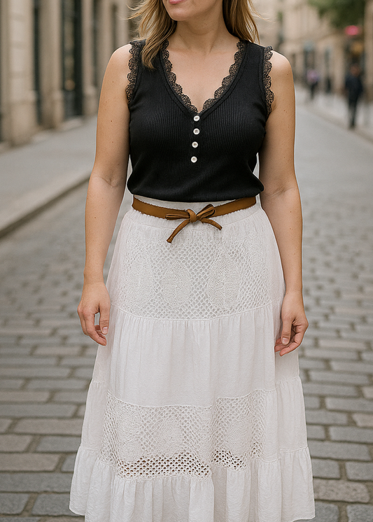 Débardeur noir en maille côtelée douce, finition dentelle ton sur ton au col et aux manches, boutons nacrés décoratifs à l’avant, coupe légèrement ajustée, 95 % coton 5 % élasthanne, taille unique 38-46, longueur 63 cm, style romantique bohème chic, fabriqué en Italie