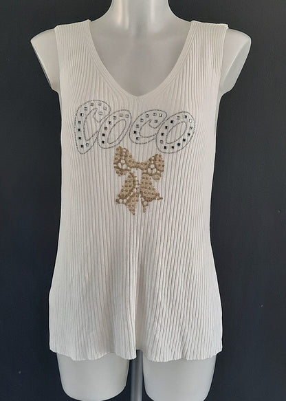Débardeur blanc "COCO" en maille plissée, inscription en strass argentés avec nœud brodé doré, col V, coupe fluide légèrement évasée, 88 % viscose 12 % nylon, taille unique 36-46, longueur ~60 cm, style chic estival, fabrication Italie
