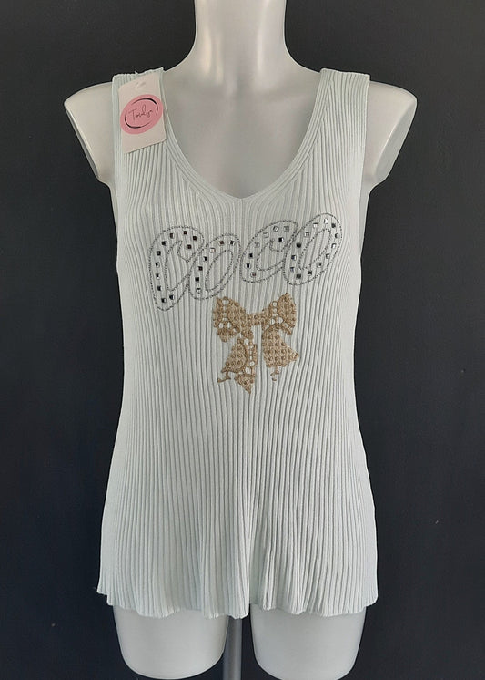 Débardeur bleu "COCO" en viscose et nylon, inscription strass argentés et nœud brodé doré, col V, coupe fluide légèrement évasée, taille unique 36-46, longueur 60 cm, fabrication Italie, style chic estival