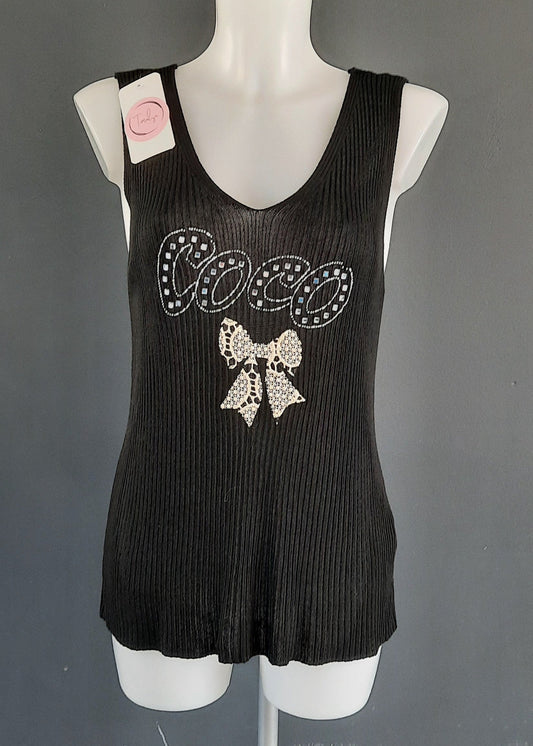 Débardeur noir “COCO” en maille plissée, inscription en strass argentés avec nœud brodé doré, col V, coupe fluide légèrement évasée, 88 % viscose 12 % nylon, taille unique 36-46, longueur ~60 cm, style chic estival, fabrication Italie