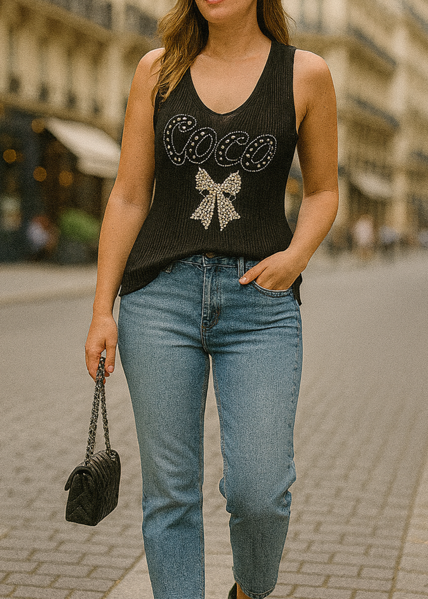 Débardeur noir “COCO” en maille plissée, inscription en strass argentés avec nœud brodé doré, col V, coupe fluide légèrement évasée, 88 % viscose 12 % nylon, taille unique 36-46, longueur ~60 cm, style chic estival, fabrication Italie