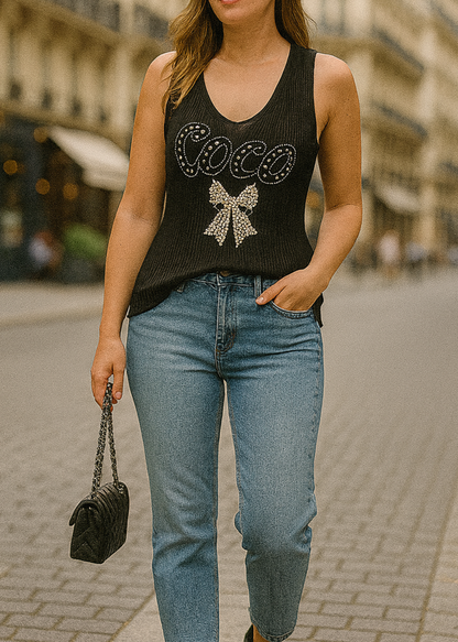 Débardeur noir “COCO” en maille plissée, inscription en strass argentés avec nœud brodé doré, col V, coupe fluide légèrement évasée, 88 % viscose 12 % nylon, taille unique 36-46, longueur ~60 cm, style chic estival, fabrication Italie