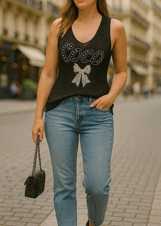 Débardeur noir “COCO” en maille plissée, inscription en strass argentés avec nœud brodé doré, col V, coupe fluide légèrement évasée, 88 % viscose 12 % nylon, taille unique 36-46, longueur ~60 cm, style chic estival, fabrication Italie