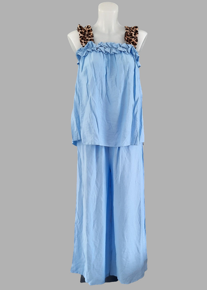 Ensemble femme bleu avec top à bretelles léopard et pantalon fluide à poches, idéal pour un look estival chic et confortable – Timalya.