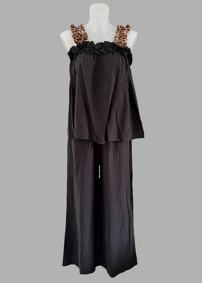 Ensemble noir femme avec top à bretelles léopard et pantalon fluide, look chic et confortable à shopper chez Timalya.