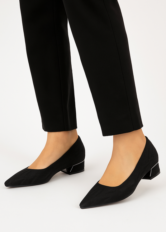 Escarpins noirs légèrement pailletés femme avec petit talon carré argenté, bout pointu et matière textile élégante à motif discret, style sobre et chic – Timalya.