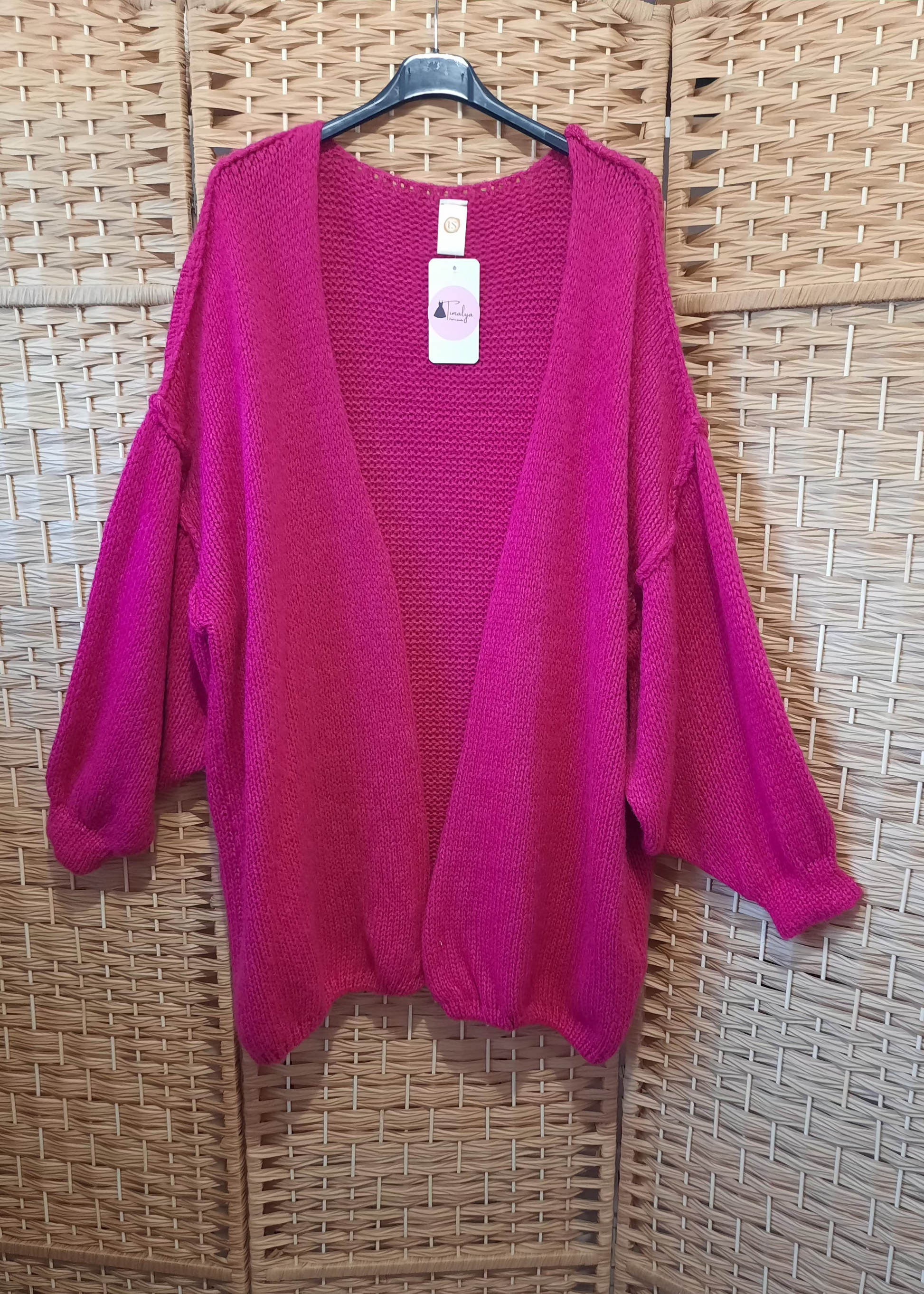 Gilet grande taille 44 à 54 pour femme, couleur fuchsia, en maille oversize avec manches bouffantes. Chaud, confortable et tendance.