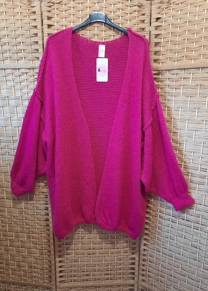 Gilet grande taille 44 à 54 pour femme, couleur fuchsia, en maille oversize avec manches bouffantes. Chaud, confortable et tendance.