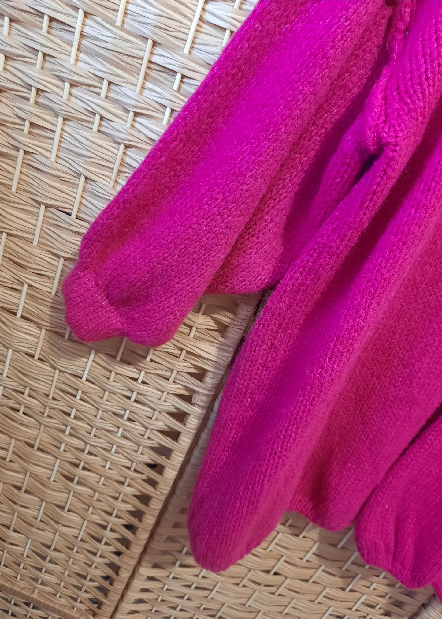 Gilet grande taille 44 à 54 pour femme, couleur fuchsia, en maille oversize avec manches bouffantes. Chaud, confortable et tendance.