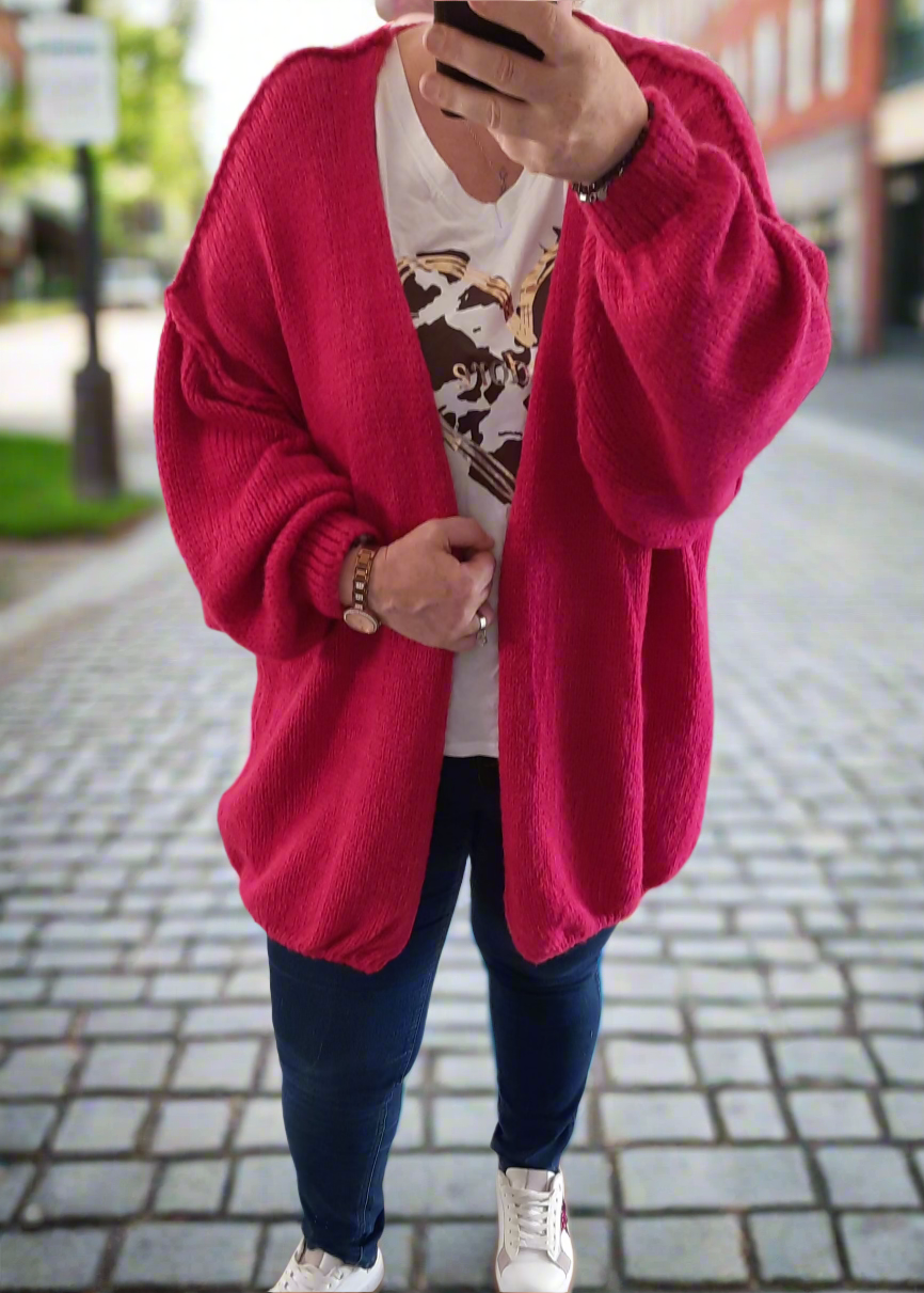 Gilet grande taille 44 à 54 pour femme, couleur fuchsia, en maille oversize avec manches bouffantes. Chaud, confortable et tendance.