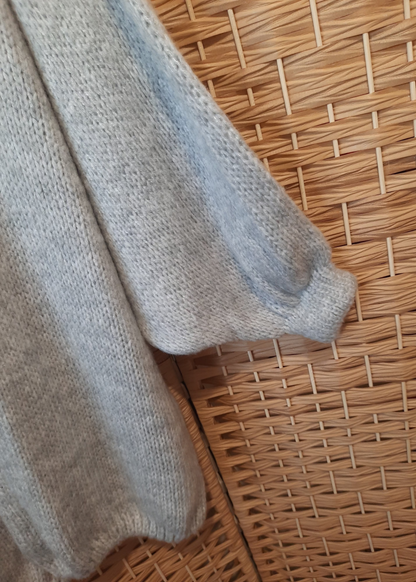 Gilet grande taille gris 44 à 54 pour femme, en maille oversize avec manches bouffantes. Chaud, doux et confortable.