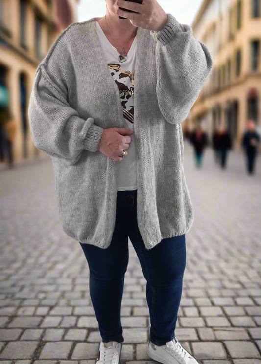 Gilet grande taille gris 44 à 54 pour femme, en maille oversize avec manches bouffantes. Chaud, doux et confortable.