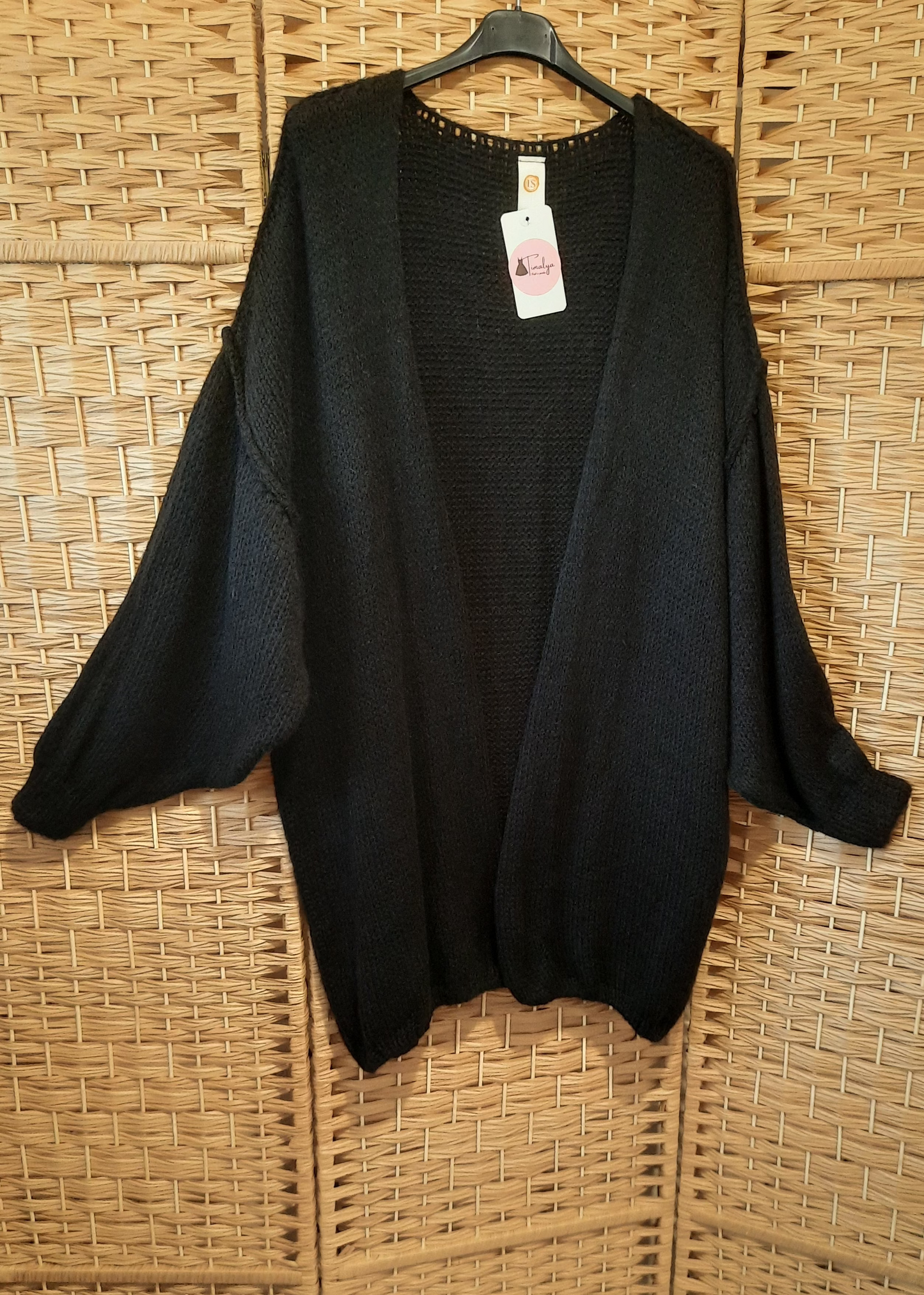 Gilet grande taille noir 44 à 54 pour femme, en maille oversize avec manches bouffantes. Chaud, doux et élégant.