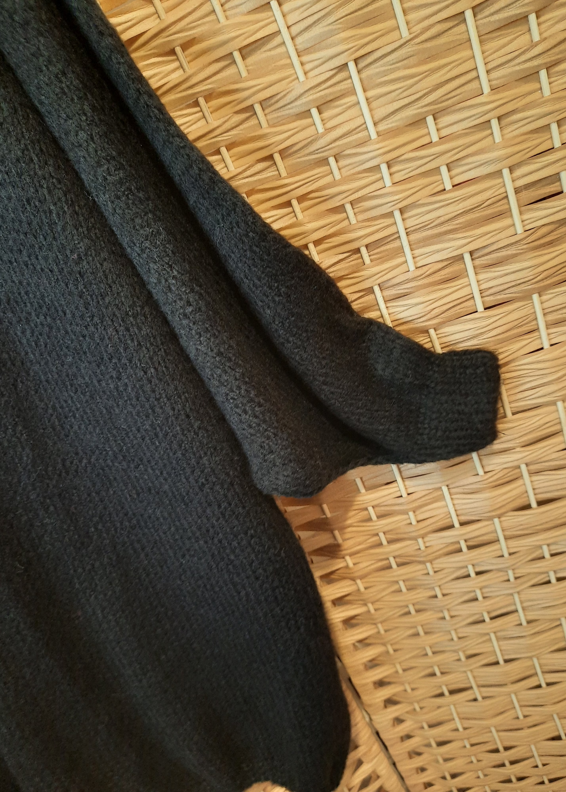 Gilet grande taille noir 44 à 54 pour femme, en maille oversize avec manches bouffantes. Chaud, doux et élégant.