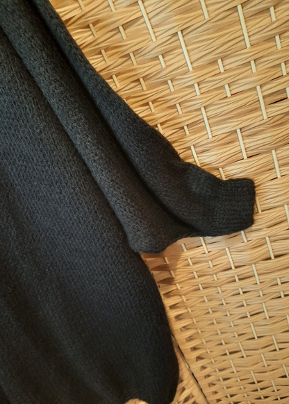 Gilet grande taille noir 44 à 54 pour femme, en maille oversize avec manches bouffantes. Chaud, doux et élégant.