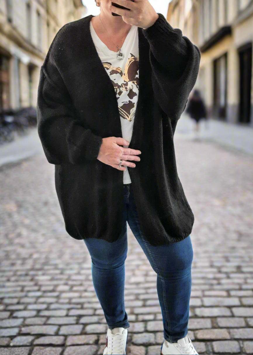Gilet grande taille noir 44 à 54 pour femme, en maille oversize avec manches bouffantes. Chaud, doux et élégant.