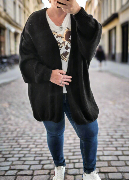 Gilet grande taille noir 44 à 54 pour femme, en maille oversize avec manches bouffantes. Chaud, doux et élégant.