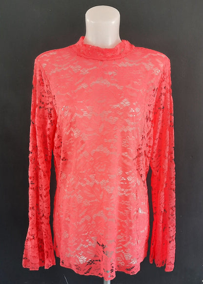 Haut femme en dentelle corail avec transparence élégante, manches longues et coupe droite, parfait pour une tenue féminine et lumineuse