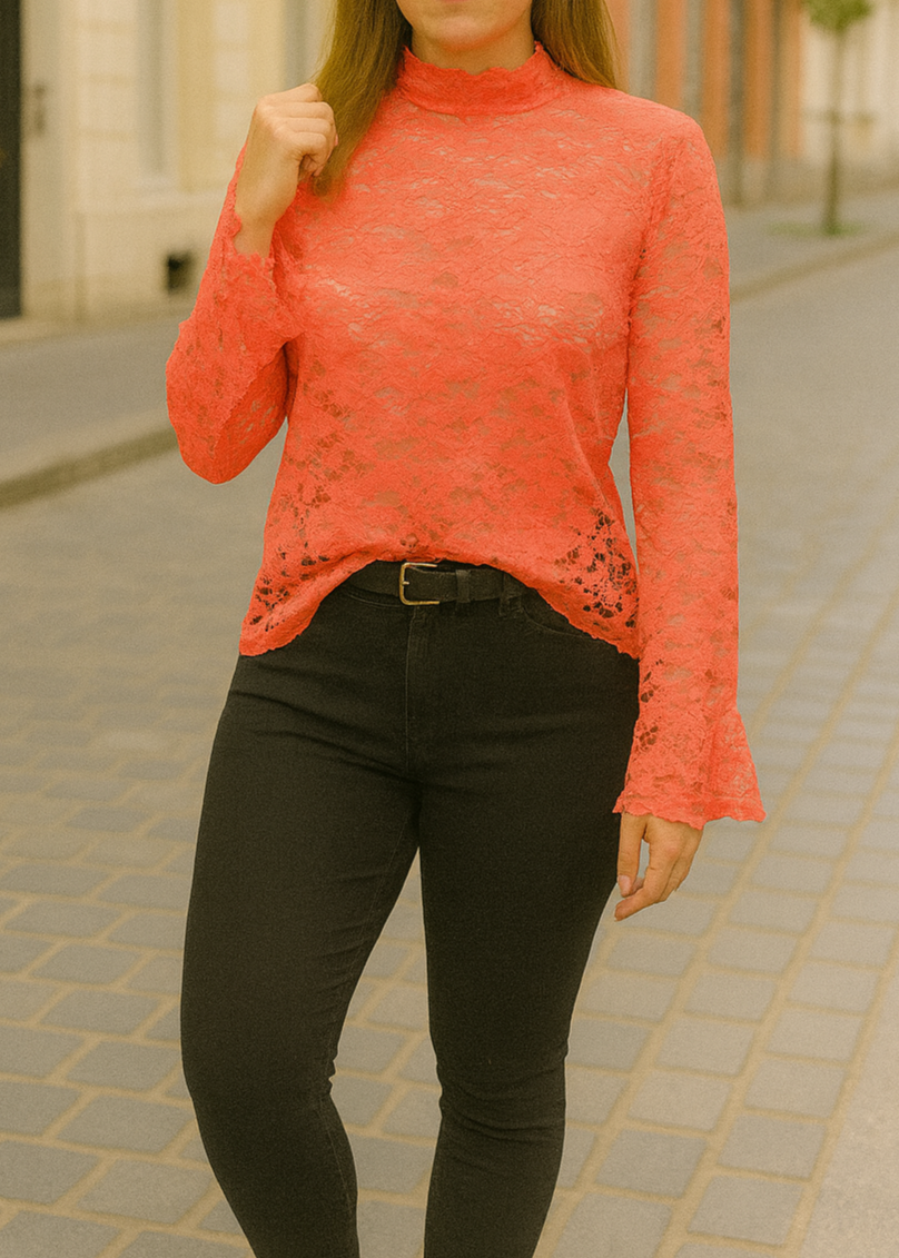 Haut femme en dentelle corail avec transparence élégante, manches longues et coupe droite, parfait pour une tenue féminine et lumineuse