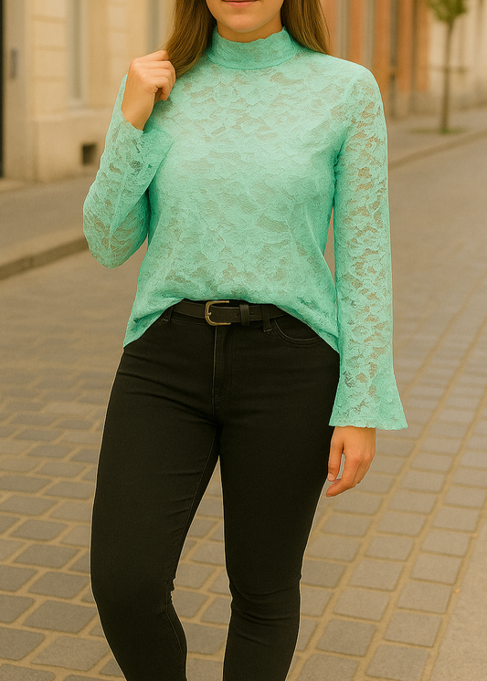 Haut femme en dentelle vert d’eau avec manches longues évasées et transparence raffinée, parfait pour un look frais et féminin