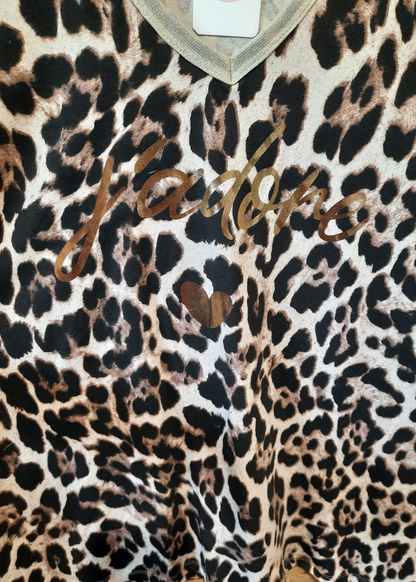 Haut grande taille 44 à 50 pour femme, imprimé léopard beige, inscription "J’adore" dorée avec petit cœur. Col V et coupe fluide.