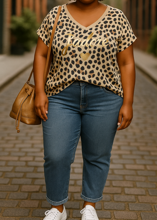 Haut grande taille 44 à 50 pour femme, imprimé léopard beige, inscription "J’adore" dorée avec petit cœur. Col V et coupe fluide.