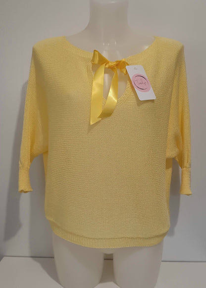 Haut en maille fine jaune pastel pour femme, manches 3/4 chauve-souris et encolure bateau. Coupe fluide et légère, parfaite pour le printemps ou l’été.