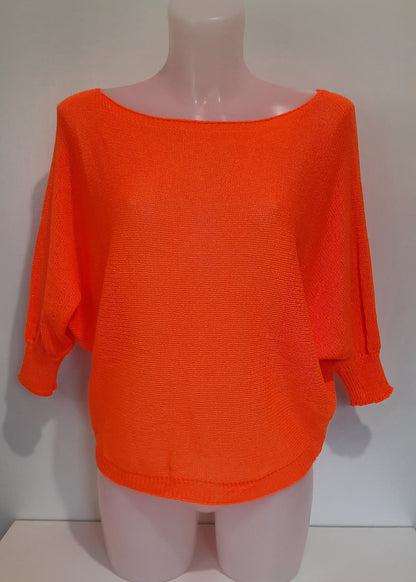 Haut en maille fine orange pour femme, manches 3/4 chauve-souris et encolure bateau. Coupe fluide et légère, parfaite pour le printemps ou l’été.