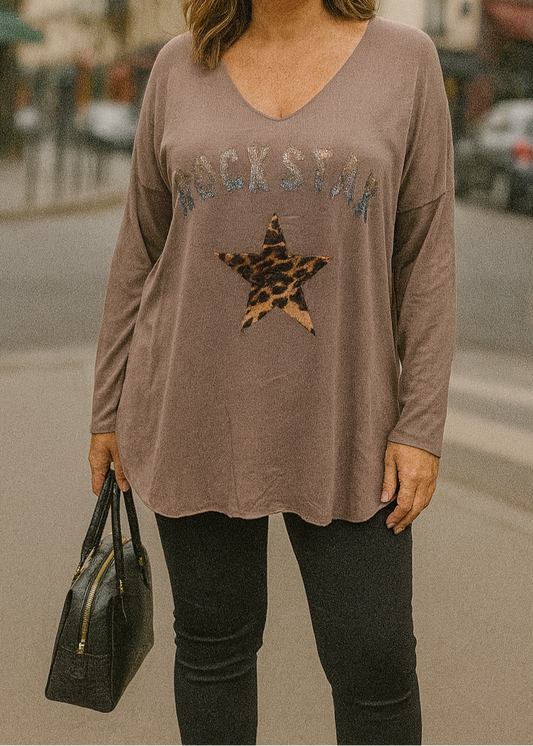 Haut taupe à manches longues pour femme, col V, inscription pailletée 'ROCK STAR' et étoile imprimée léopard. Un look audacieux et tendance.