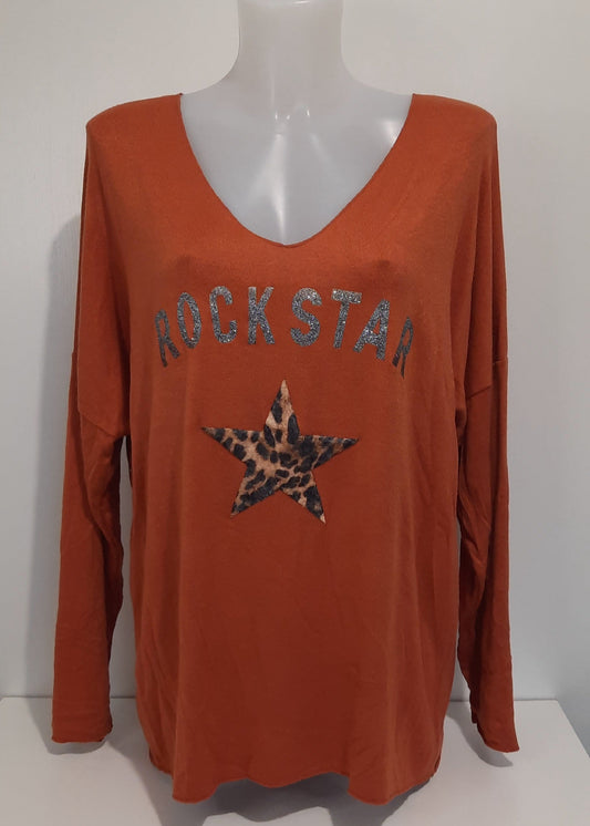 Haut terracotta à manches longues pour femme, col V, inscription pailletée 'ROCK STAR' et étoile imprimée léopard. Un look audacieux et tendance.