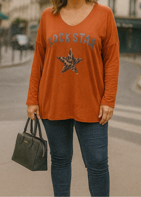 Haut terracotta à manches longues pour femme, col V, inscription pailletée 'ROCK STAR' et étoile imprimée léopard. Un look audacieux et tendance.