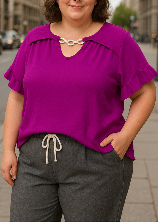 Haut fluide violine grande taille 44 à 50 pour femme, manches volantées, col avec ouverture et chaîne décorative blanche. Style chic et élégant.