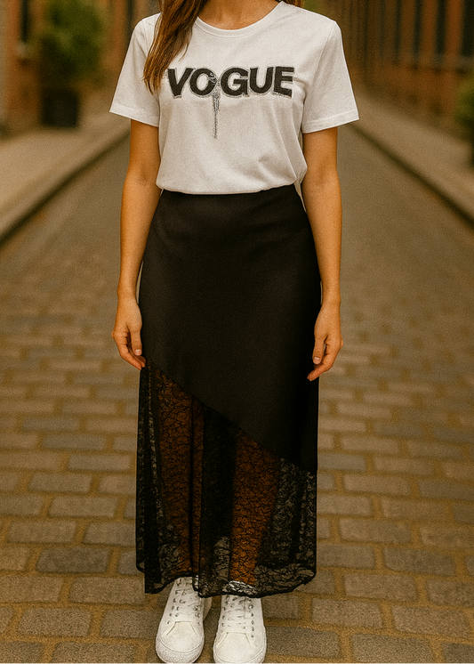 Jupe longue noire en satin avec empiècement asymétrique en dentelle transparente à la base. Coupe droite et élégante, idéale pour une tenue de soirée ou une occasion spéciale.