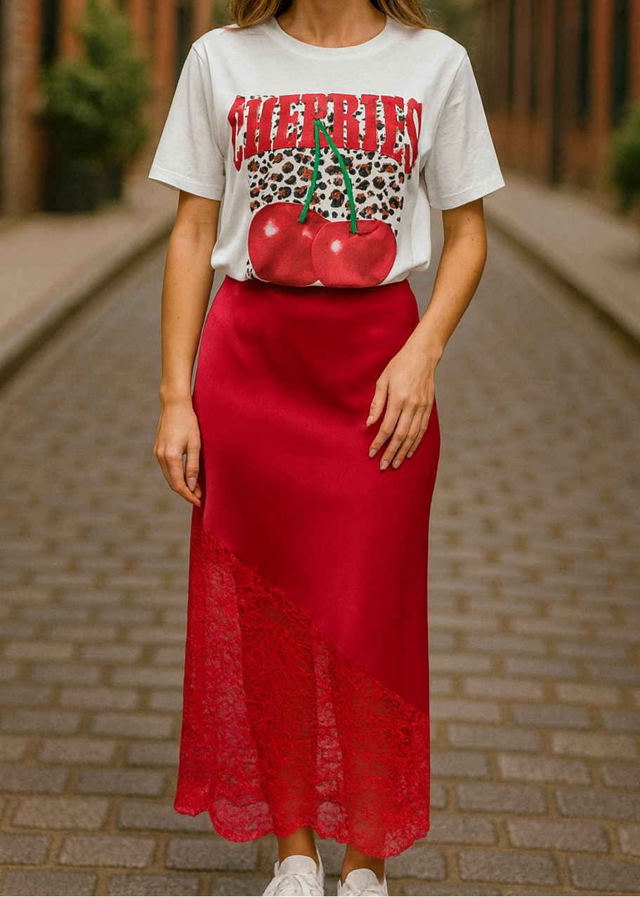 Jupe longue rouge en satin avec empiècement asymétrique en dentelle transparente à la base. Coupe droite et élégante, idéale pour une tenue de soirée ou une occasion spéciale.