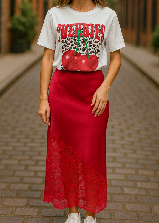 Jupe longue rouge en satin avec empiècement asymétrique en dentelle transparente à la base. Coupe droite et élégante, idéale pour une tenue de soirée ou une occasion spéciale.