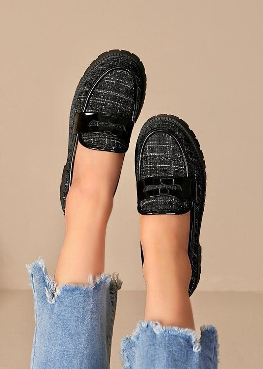 Mocassins femme noirs en tissu tressé façon tweed, finitions vernies brillantes, semelle épaisse noire, style chic et urbain – Timalya.