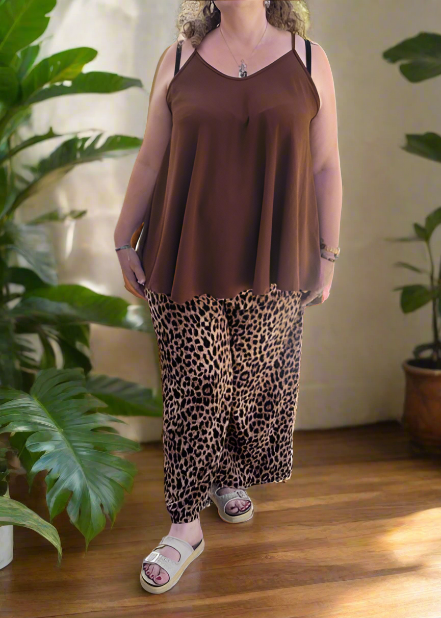 Pantalon grande taille imprimé léopard pour femme, coupe fluide et large avec poches latérales, tissu extensible, taille 44 à 50, fabriqué en Italie.