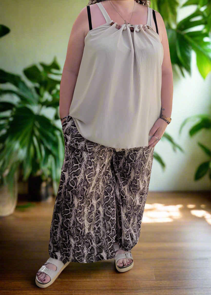 Pantalon grande taille pour femme, imprimé python beige et noir, coupe fluide avec poches latérales, 100% viscose, taille unique 44 à 50, fabriqué en Italie.