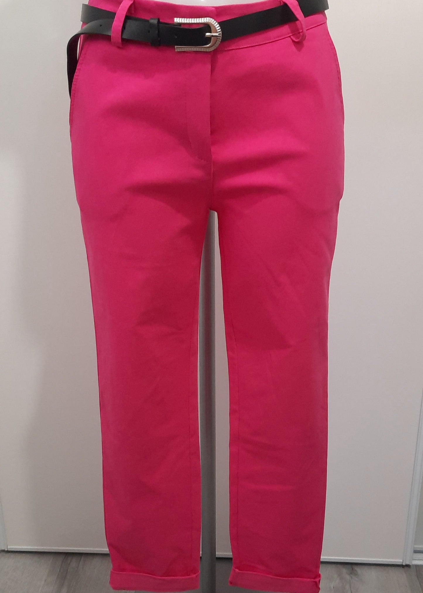 Pantalon fuchsia droit pour femme, ceinture noire à boucle argentée, coupe élégante avec revers en bas de jambe. Parfait pour un look chic et moderne, idéal au bureau ou en soirée.