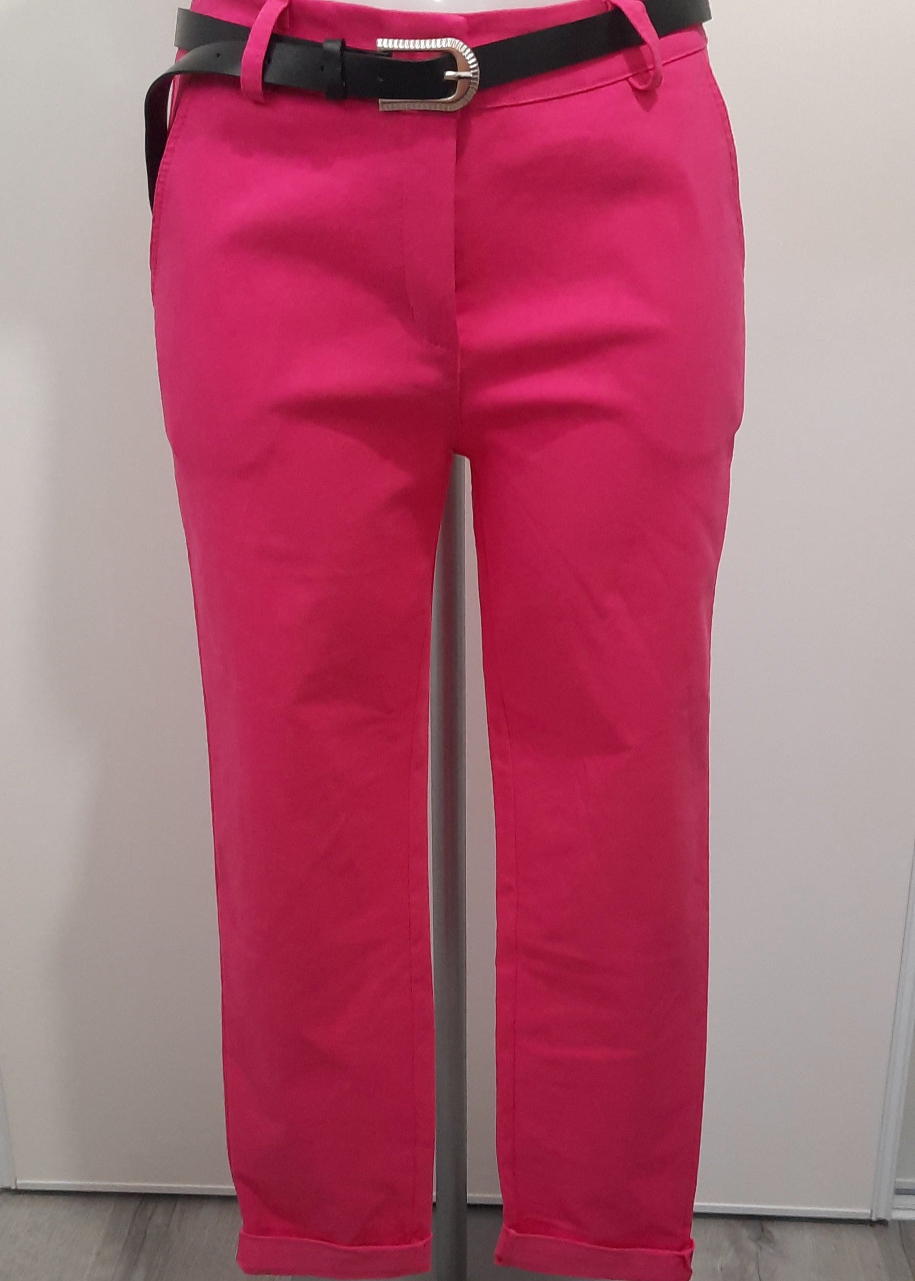 Pantalon fuchsia droit pour femme, ceinture noire à boucle argentée, coupe élégante avec revers en bas de jambe. Parfait pour un look chic et moderne, idéal au bureau ou en soirée.