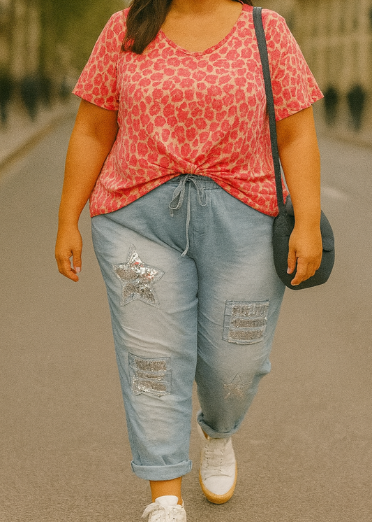 Pantalon jogger bleu clair pour femme, coupe décontractée avec taille élastique et lien à nouer, décoré de patchs à sequins argentés dont une étoile brillante. Style casual tendance avec une touche d’originalité.