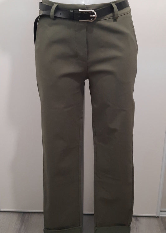 Pantalon kaki droit pour femme, ceinture noire à boucle argentée, coupe élégante avec revers en bas de jambe. Parfait pour un look chic et moderne, idéal au bureau ou en soirée.