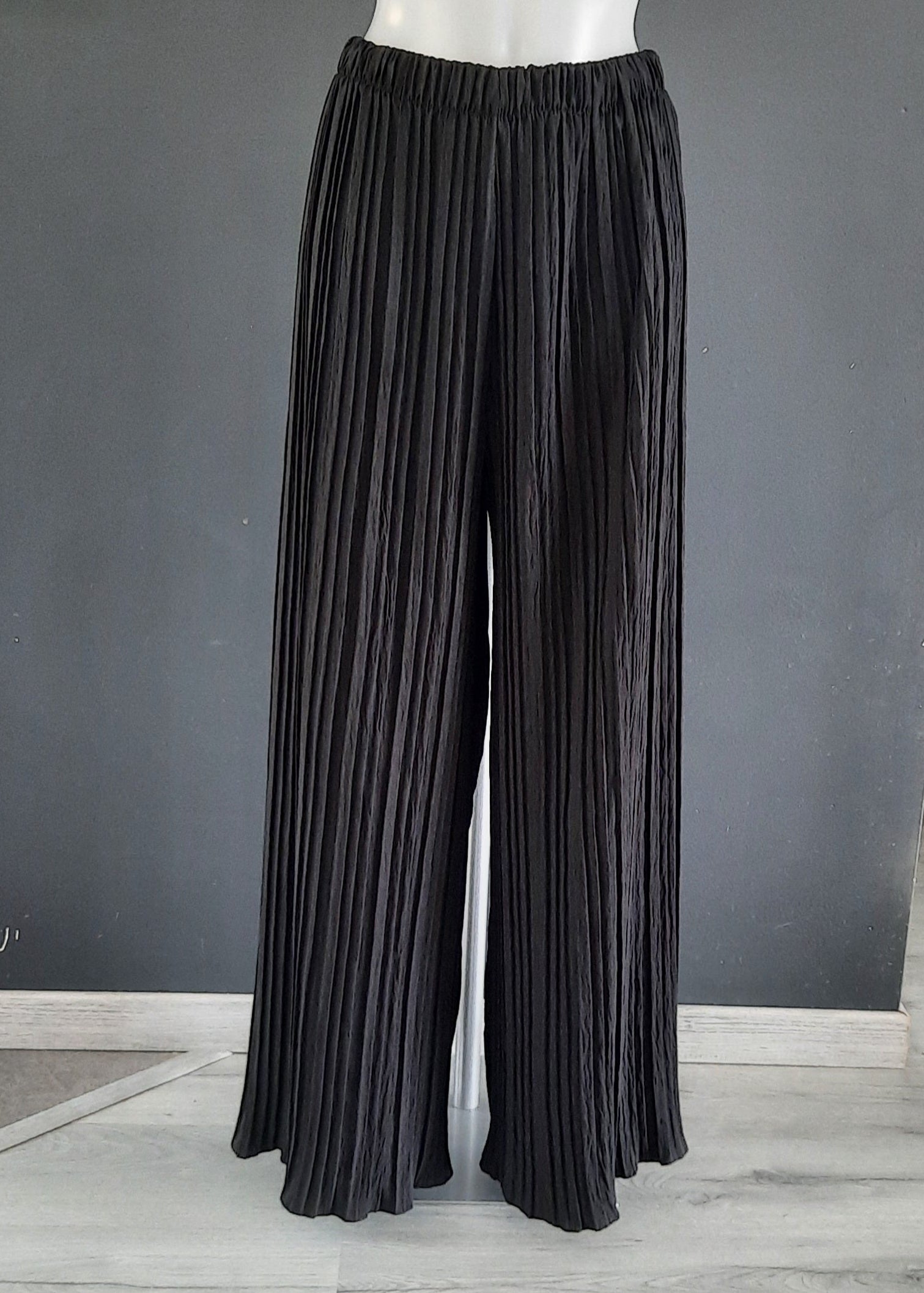 Pantalon large noir pour femme, coupe fluide avec plis verticaux et taille élastiquée, style chic et décontracté, disponible chez Timalya.