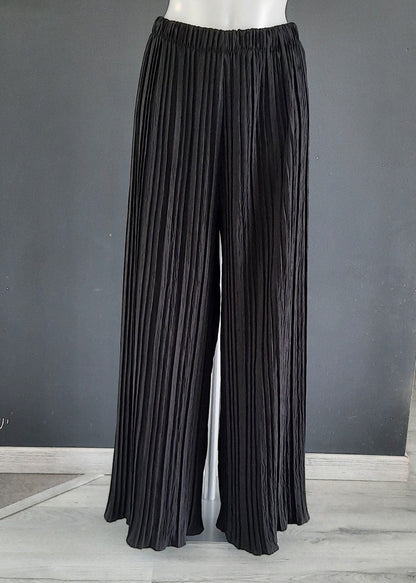 Pantalon large noir pour femme, coupe fluide avec plis verticaux et taille élastiquée, style chic et décontracté, disponible chez Timalya.